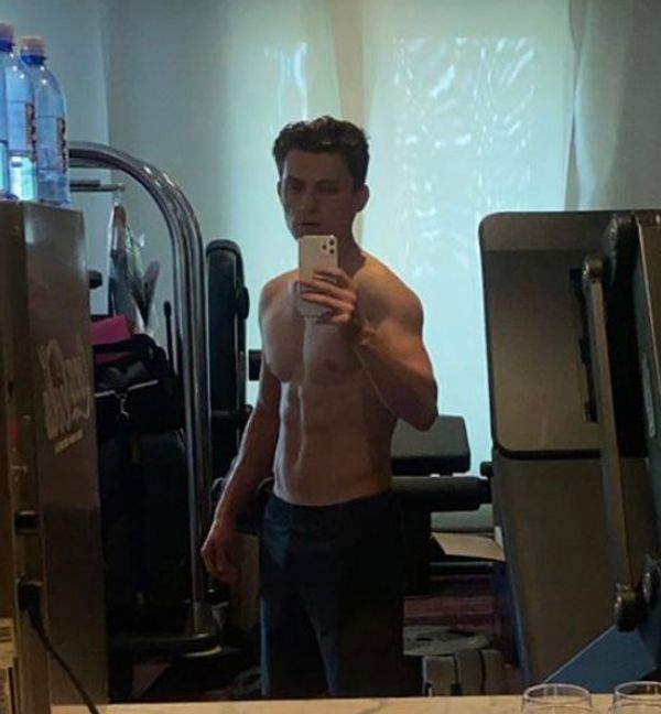 PopUps: Tom Holland Turns Heads with Shirtless Workout Selfie