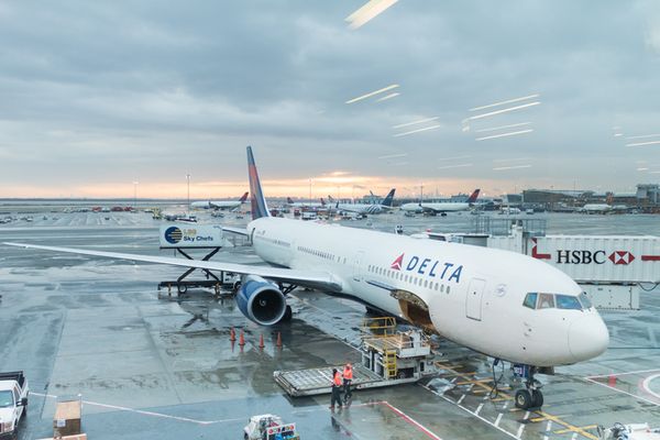 Delta Air Lines to Leave Middle Seats Empty Through April