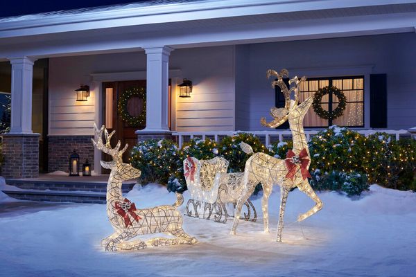 5 Outdoor Holiday Decorating Trends: Natural, Cozy, Sustainable