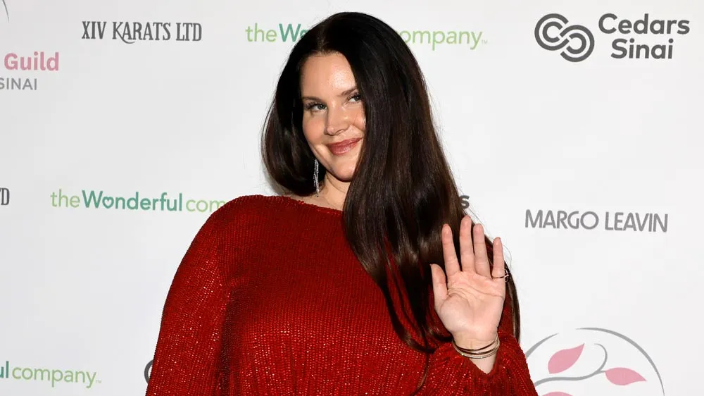 do-we-know-why-lana-del-rey-was-working-at-a-waffle-house-edge