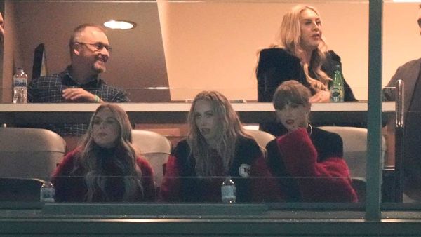 Taylor Swift on Hand at Lambeau Field to Watch Travis Kelce, Chiefs Face Packers 
