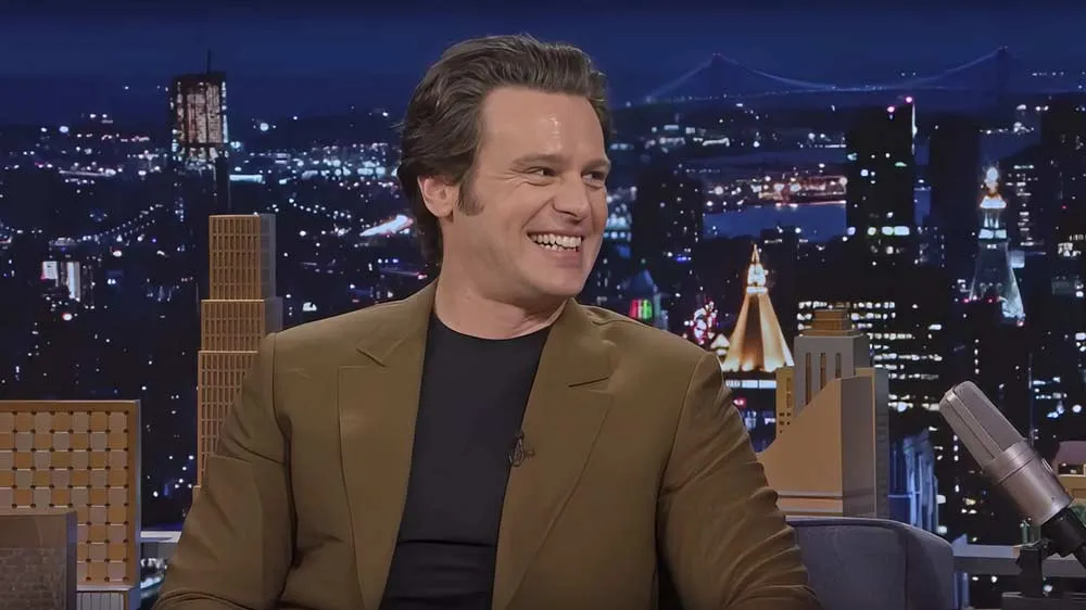 Watch Jonathan Groff 'Died a Thousand Gay Deaths' When Meryl Streep
