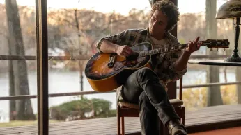 Jeremy Allen White Steps Into the Spotlight as Bruce Springsteen in “Deliver Me From Nowhere”