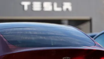 Tesla Offers Cheaper Versions of 2 Electric Vehicles in Bid to Win Back Market Share in Tough Year