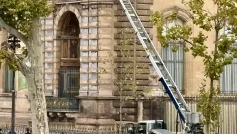 Thieves Steal Crown Jewels in 4 Minutes From Louvre Museum