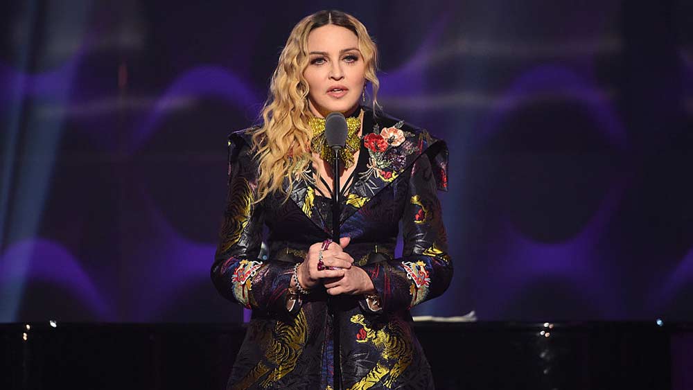 Regarder : Madonna en larmes rend un hommage émotionnel aux victimes et aux survivants de la discothèque Pulse pendant un concert